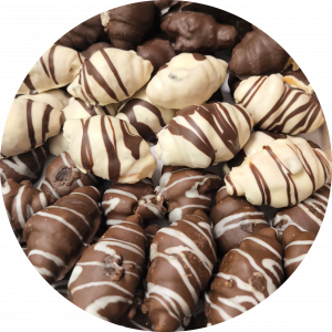 Cuernos de chocolate blanco rellenos de chocolate y cuernos de chocolate negro rellenos de crema